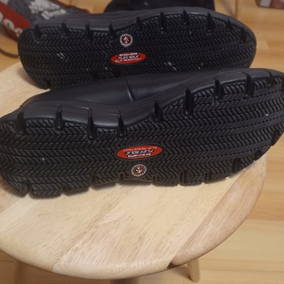 Sketchers slip resistant shoes - Picture 5 of 5